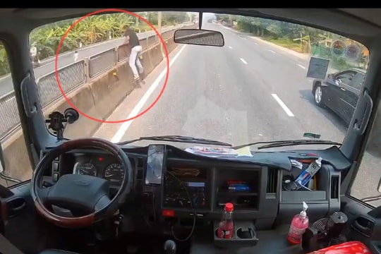 Tài xế ‘liều’ dừng xe giữa quốc lộ cứu bé gái thoát tình huống nguy hiểm