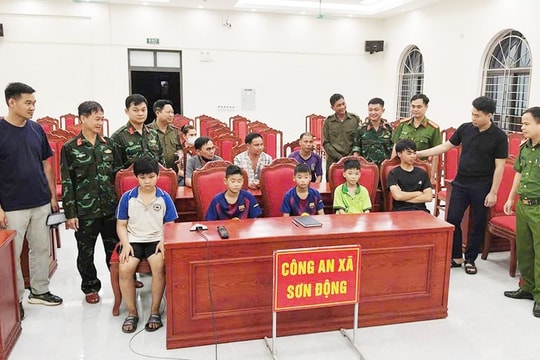 Nghẹt thở tìm 5 trẻ lạc giữa rừng trong đêm