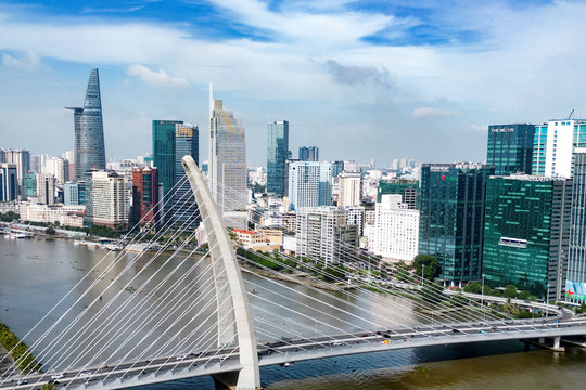 Vượt 'sóng lớn' để tăng trưởng hai con số