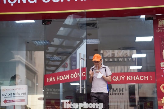 Cảnh tượng lạ tại cửa hàng vàng Bảo Tín Minh Châu