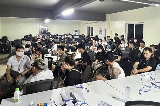 Khám xét một trung tâm du lịch ven biển, bắt 121 người đa quốc gia, thu giữ 123 máy tính và 132 điện thoại di động