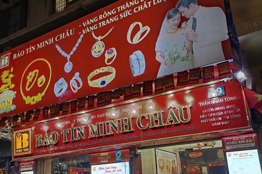 Công an tiếp tục xuất hiện ở cửa hàng Bảo Tín Minh Châu