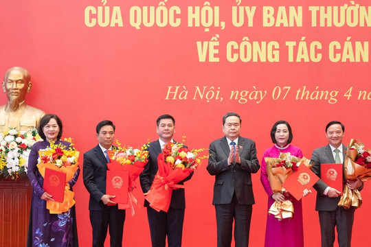 Chủ tịch Quốc hội trao các nghị quyết về công tác cán bộ