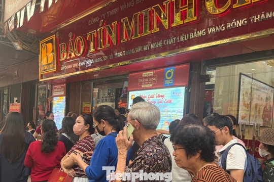 Cửa hàng Bảo Tín Minh Châu tấp nập khách mua vàng