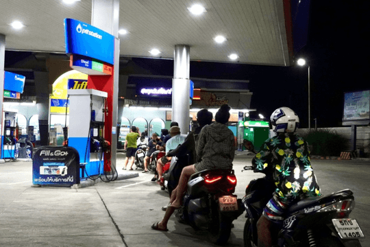 Giá xăng vượt mốc 47.000 đồng/lít, Thủ tướng Thái Lan cảnh báo có thể đóng cửa hàng chục nghìn trạm xăng vào ban đêm