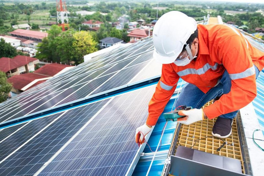Điện mặt trời mái nhà kèm pin lưu trữ: Vì sao người dân còn e dè?