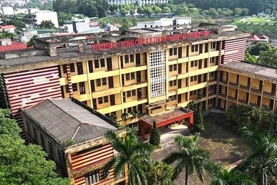 Ngôi trường từng là 'lò đào tạo' hàng nghìn học sinh nay gần như bỏ hoang, 10 năm không khai giảng, giáo viên bị nợ lương, phải đi phụ hồ mưu sinh