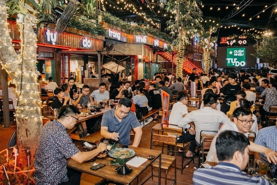 Hơn 50% quán ăn và cà phê tăng giá, người tiêu dùng 'thắt lưng buộc bụng'