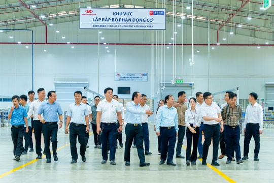 Thứ trưởng Bộ Xây dựng mục sở thị Kim Long Motor, ấn tượng với 'điều hiếm có' của hãng trong ngành ô tô Việt