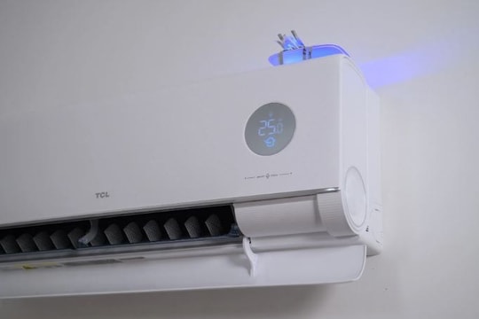 Làm lạnh và tiết kiệm điện thôi chưa đủ, xuất hiện chiếc điều hoà có thể lọc không khí kèm cấp khí tươi tự động bằng AI