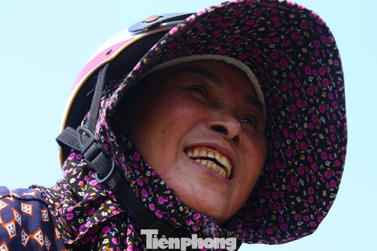 Nắng hơn 40 độ C, người lao động gồng mình mưu sinh