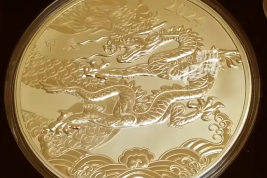 Phát hiện 'đồng tiền vàng' nặng 2kg dưới gầm giường của người đàn ông bị đột quỵ: Người vợ lập tức gửi đơn khiếu nại
