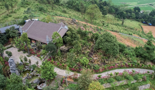 Nữ NSND trẻ nhất Việt Nam sở hữu biệt phủ 8.000m2: Hòn non bộ cao bằng nhà 2 tầng, điện thờ hướng ra dãy núi hùng vĩ