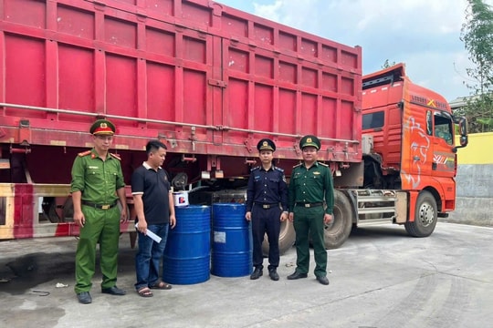 Kiểm tra một xe đầu kéo, phát hiện ngăn bí mật chứa 400 lít chất lỏng, lái xe Hoàng Tăng Trọng bị bắt ngay tại biên giới