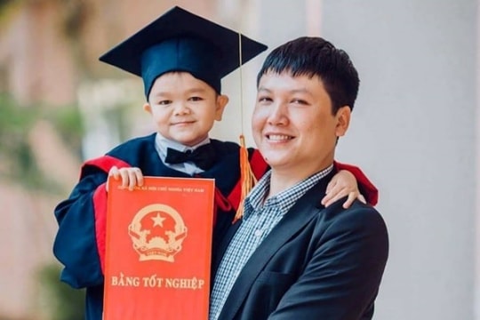 Chỉ cao hơn 1m, từng nghĩ không thể sống 'bình thường', chàng trai 31 tuổi tự lập tại Hà Nội với 2 công việc và thu nhập nhiều người mơ ước