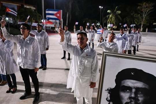 Chấn động: Hơn 50.000 bác sĩ Cuba rút lui, hàng triệu người bị ảnh hưởng