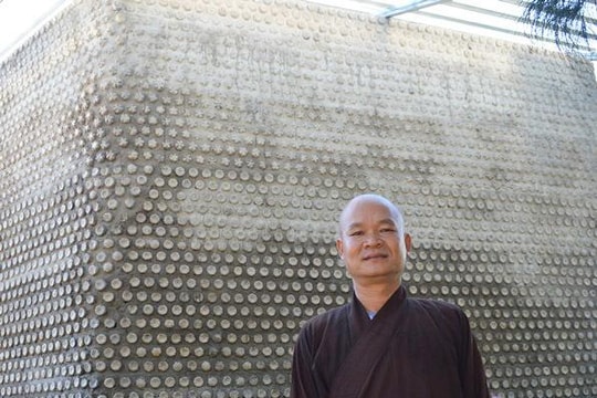 Sư thầy và người dân gom 70.000 chai nhựa trong vòng 6 tháng, xây gian thờ rộng 60m2 độc đáo bậc nhất Việt Nam