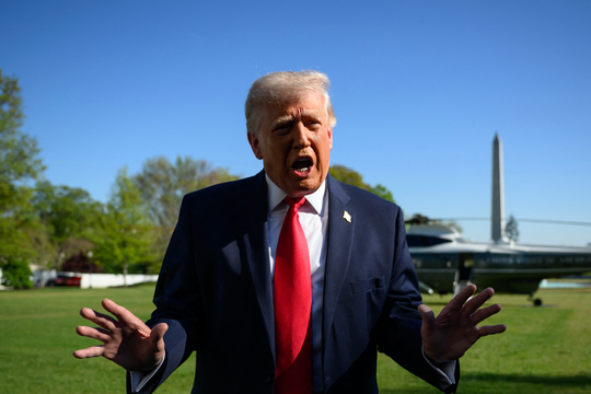 Ông Trump dọa đánh thuế Trung Quốc 50% vì cung cấp tên lửa cho Iran