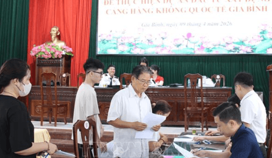 Người dân xếp hàng nhận tiền thưởng GPMB đại dự án 200.000 tỷ lớn bậc nhất Việt Nam