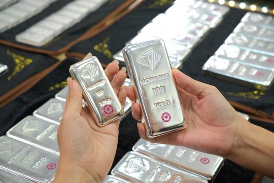 Mỗi kg bạc lãi ngay 4 triệu đồng sau một đêm, nhà đầu tư ồ ạt chốt lời