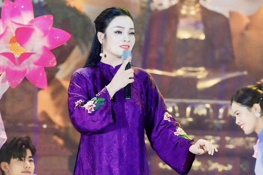 Nữ ca sĩ 37 tuổi tốt nghiệp Tiến sĩ, 43 tuổi được phong Phó Giáo sư, từng công bố 14 bài báo khoa học, có nhiều học trò nổi tiếng