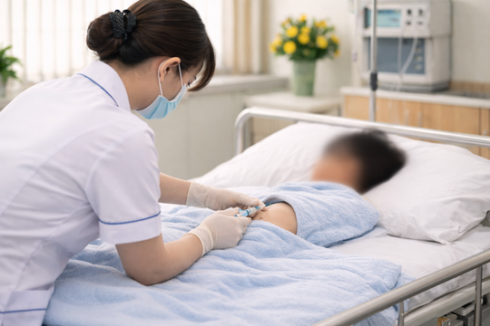 Nhân viên y tế tại một bệnh viện công dùng lại kim tiêm cũ, khiến hàng trăm trẻ em nhiễm HIV
