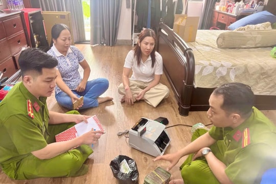 Gần 100 trinh sát khám xét 6 địa điểm, bắt nữ Giám đốc SN 1977, thu hơn 50.000 USD, hàng chục cuốn sổ đỏ