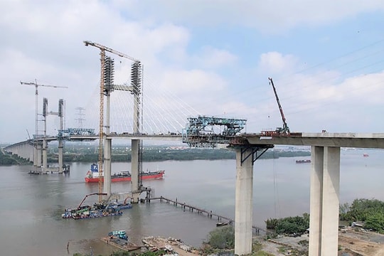 Khoảng 1 tháng nữa, cây cầu có tĩnh không thông thuyền cao nhất Việt Nam sẽ hợp long: Hàng triệu người dân miền Nam sắp hưởng lợi lớn?