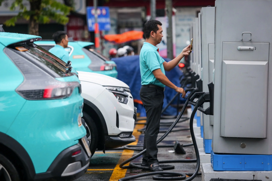 'Bắt tay' cùng tỷ phú Phạm Nhật Vượng, doanh nghiệp quy mô gần 400 tỷ tham vọng phủ trạm sạc từ hệ thống cây xăng