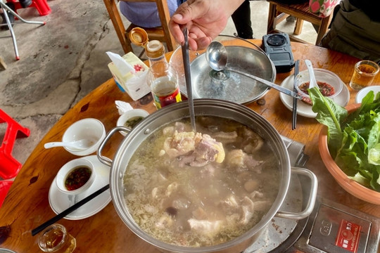 Chặt gà phồng rộp cả tay, kiếm gần 20 triệu mỗi ngày, ông chủ quán lẩu kiệt sức đến mức nói luôn công thức bí truyền 30 năm để... 'đuổi khách'