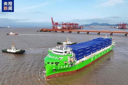Chấn động: Tàu container chạy bằng điện lớn nhất thế giới do Trung Quốc sản xuất chính thức vận hành