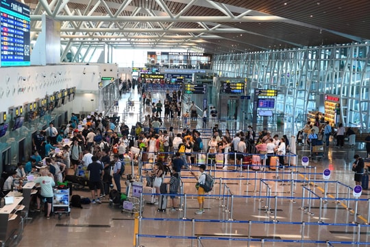 Thành phố đáng sống nhất Việt Nam đón chuyến bay đầu tiên từ Nga, 220 hành khách 'náo động' tại sân bay vì một lý do