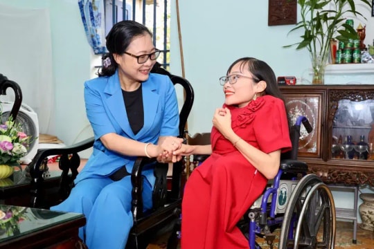 Cô giáo 9X mắc xương thủy tinh đón nhận vinh dự đặc biệt