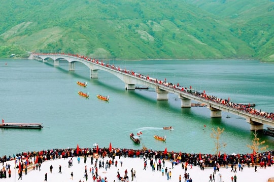 Huy động hơn 400 kỹ sư, công nhân chia thành 4 kíp, làm liên tục trong 24 giờ suốt 3 năm, xây ‘siêu công trình’ lập kỷ lục có trụ cao nhất Việt Nam
