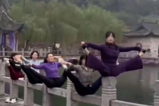5 người phụ nữ tập yoga trên lan can đá trong khu du lịch khiến nhiều người xem ‘thót tim’