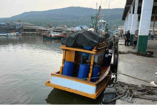 Bắt giữ con tàu đáng ngờ chở 3.800 lít dầu diesel trốn thuế, chủ tàu có thể phải nộp phạt gấp 5 lần