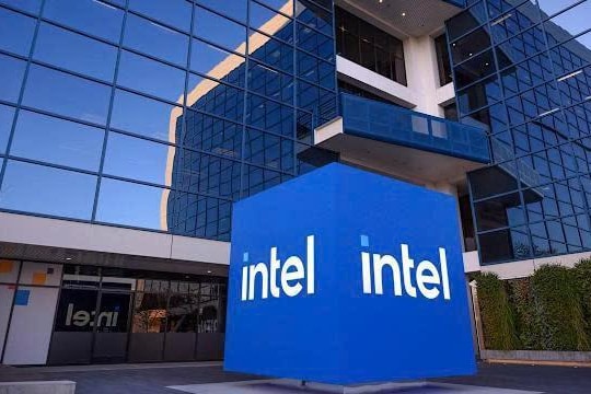 Elon Musk đặt cược vào Intel, hé lộ kế hoạch xây 'siêu tổ hợp chip AI' 13.000 tỷ USD