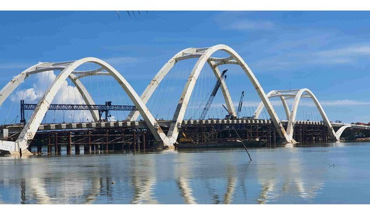 Cầu vòm thép nghìn tỷ tại tỉnh hẹp nhất Việt Nam đã sáng đèn nhưng chưa thể thông xe, lãnh đạo địa phương trực tiếp vào cuộc