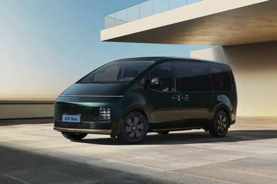 Hyundai ra mắt MPV 'chủ tịch': Nội thất hạng thương gia, lần đầu có bản điện chạy gần 400 km