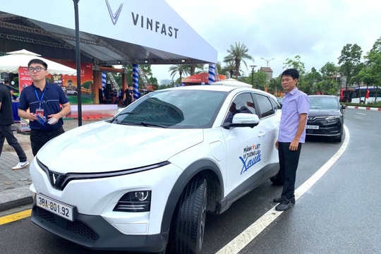 Người dân tại quê nhà tỷ phú Phạm Nhật Vượng 'choáng' với sức mạnh của VinFast VF 6 sau vài phút lái thử