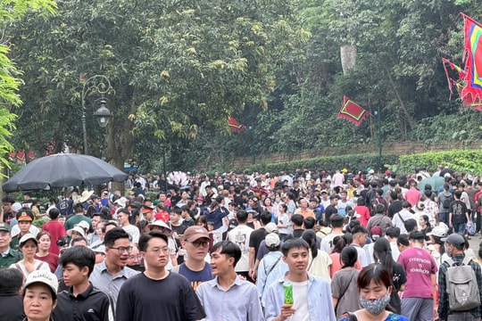 Dòng người nhích từng bước lên Đền Hùng
