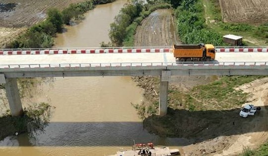 Cầu dài 200m xây xong từ 3 năm trước không thể vận hành, người dân qua sông vẫn phải ‘lụy phà’