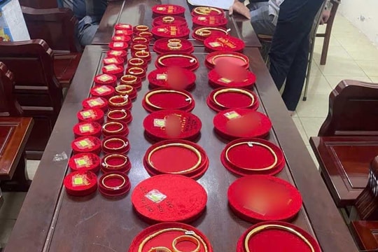 Đinh Văn Cường SN 1994 đến tiệm vàng bán, cầm cố 2 kiềng đeo cổ, 22 lắc tay tổng 112 chỉ, công an lập tức vào cuộc điều tra