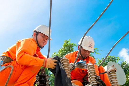 Giờ cao điểm tối: Nhóm khách nào có thể phải trả tiền điện gấp 3 lần?