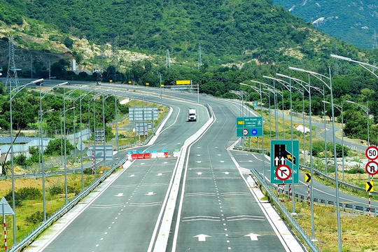 Cao tốc Bắc - Nam ‘tăng tốc’ trước 30/4: 12 dự án đồng loạt thông tuyến, bổ sung trạm dừng mỗi 100 km