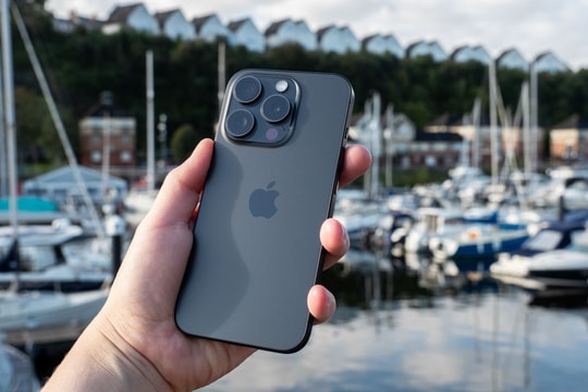 Một mẫu iPhone bị khai tử bất ngờ 'đắt như tôm tươi' tại Việt Nam, vượt mặt model mới