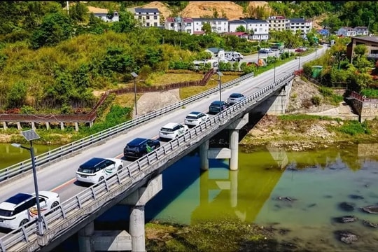 SUV hybrid vừa ra mắt Việt Nam tháng 3/2026 chạy gần 1.000 km chỉ 1 bình xăng khi luôn bật điều hòa, dừng nghỉ thường xuyên, sạc nhiều thiết bị