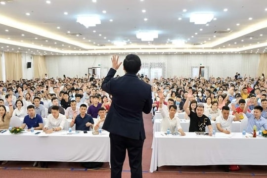 Công ty 'dạy làm giàu' kinh doanh sa sút nặng, Chủ tịch phải từ chức