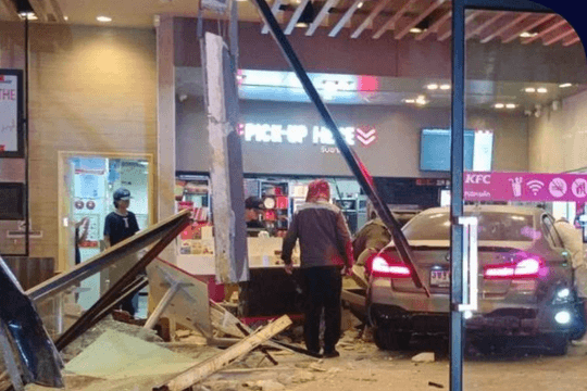 ‘Xe BMW điên’ lao vào cửa hàng KFC tại trạm xăng, 12 người bị thương