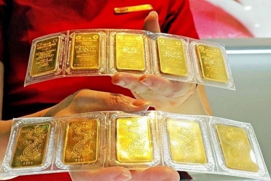 Giá vàng thế giới rơi thẳng đứng về 4.600 USD, SJC vẫn ‘neo’ đỉnh: Điều gì đang xảy ra?
